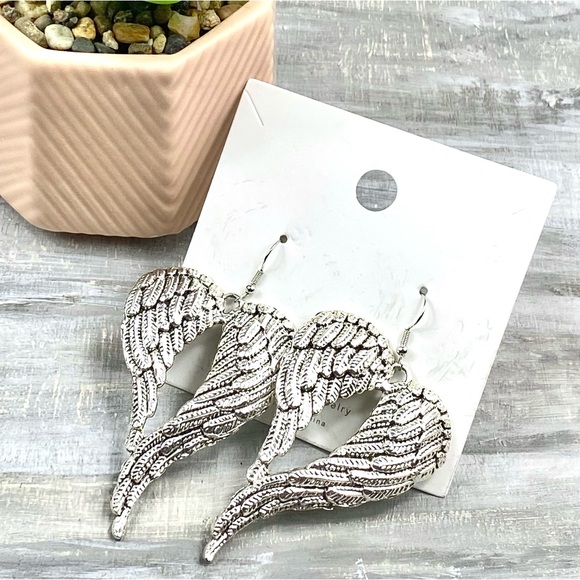 NWT Silver Toned Angel Wing Earrings Boutique Drop Dangle Earrings Heart Wings - Picture 3 of 8